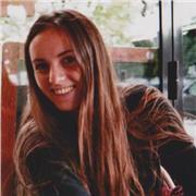 Ragazza laureata sia in triennale che magistrale in lingue, impartisce lezioni di lingua e letteratura francese